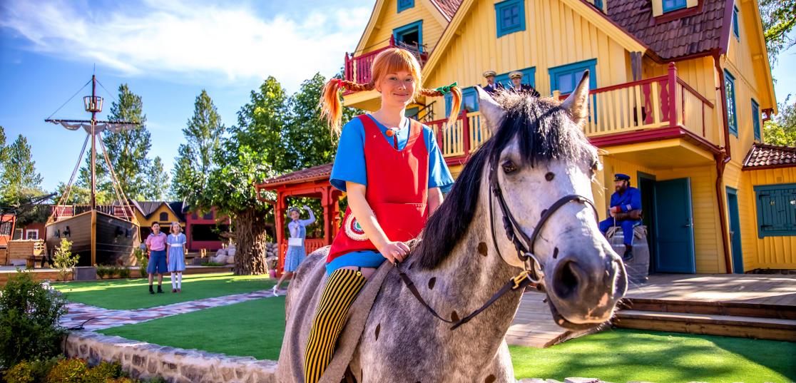 Pippi på hästen lilla gubben utanför villa villekulla på Astrid Lindgrens Värld