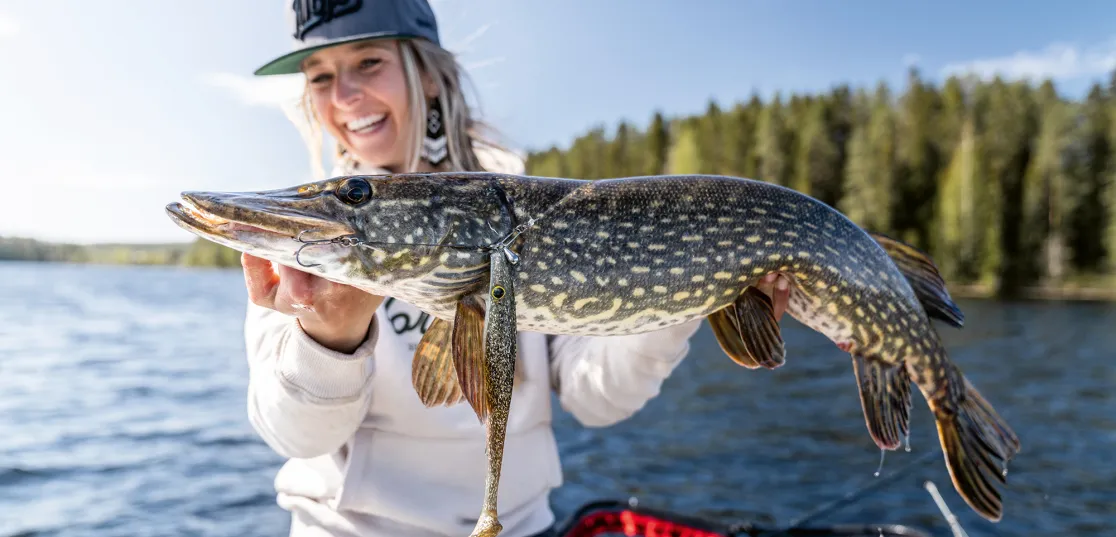 Matilda Leijon fiskar i norra Sverige