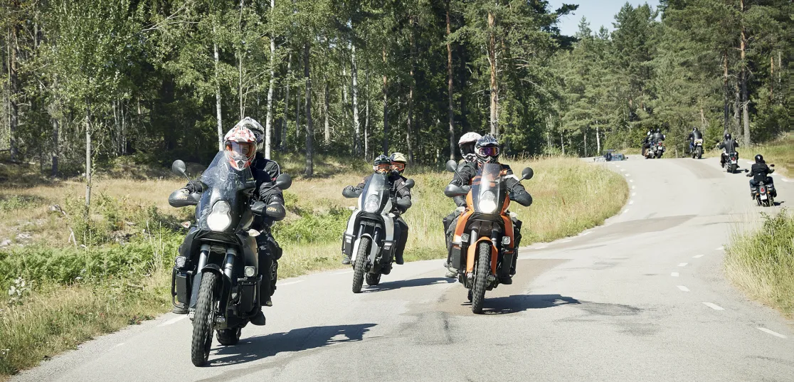 Flera motorcyklar på en slingrig väg.