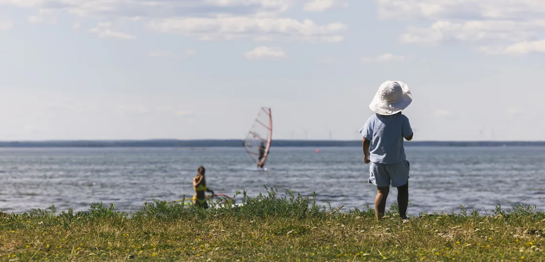 Barn på strand.