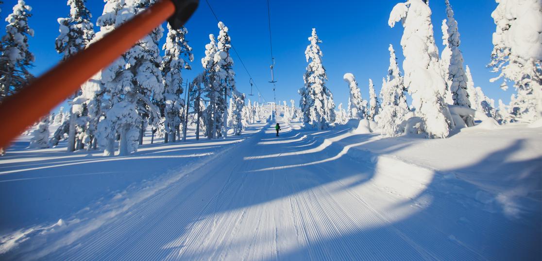 Skidlift i skidbacke vid en campingplats i Sverige