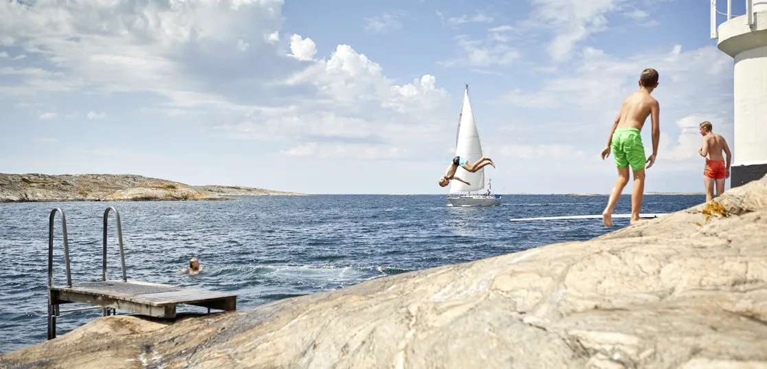 Barn badar från klippor