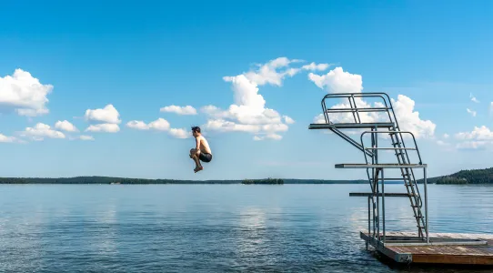 Hopp från hopptorn vid campingplats i Sverige