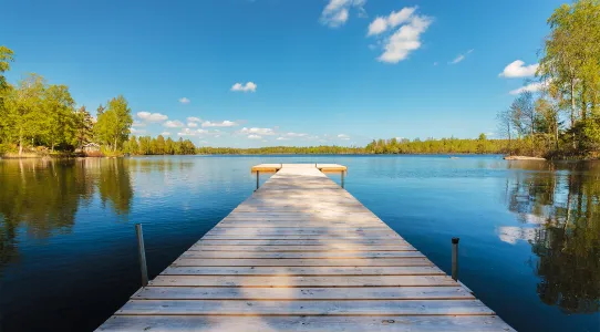 Brygga vid sjö i Småland