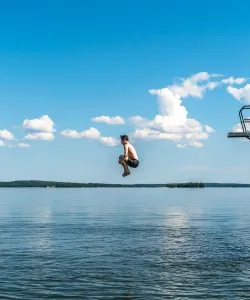 Hopp från hopptorn vid campingplats i Sverige