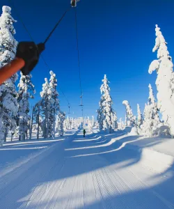 Skidlift i skidbacke vid en campingplats i Sverige