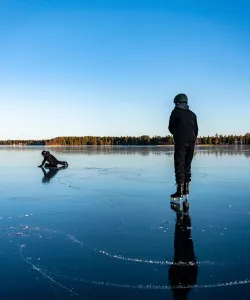 Skridskois vid campingplats i Sverige