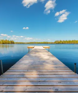 Brygga vid sjö i Småland