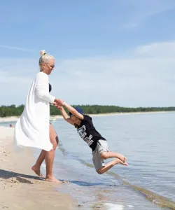 Mamma leker med barn på Bödastrand.