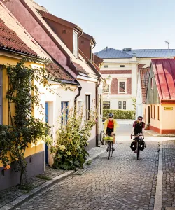 Två cyklister på gata i Ystad.