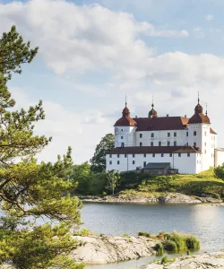 Läckö slott med Vänern i förgrunden.