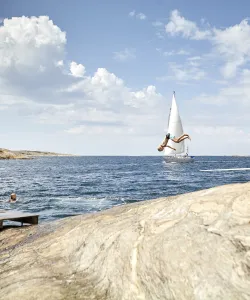 Barn badar från klippor