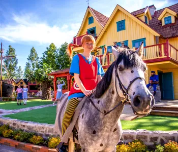 Pippi på hästen lilla gubben utanför villa villekulla på Astrid Lindgrens Värld