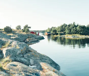 Svensk skärgård med hav och klippor.