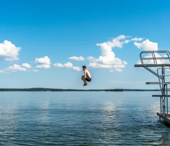 Hopp från hopptorn vid campingplats i Sverige