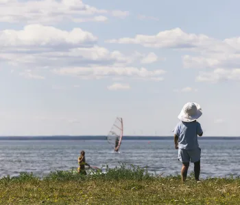 Barn på strand.