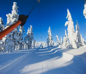 Skidlift i skidbacke vid en campingplats i Sverige