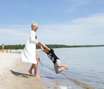 Mamma leker med barn på Bödastrand.