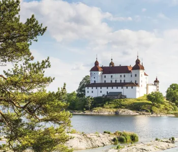 Läckö slott med Vänern i förgrunden.