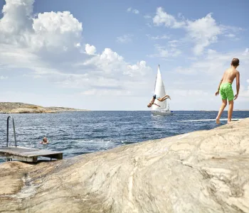 Barn badar från klippor