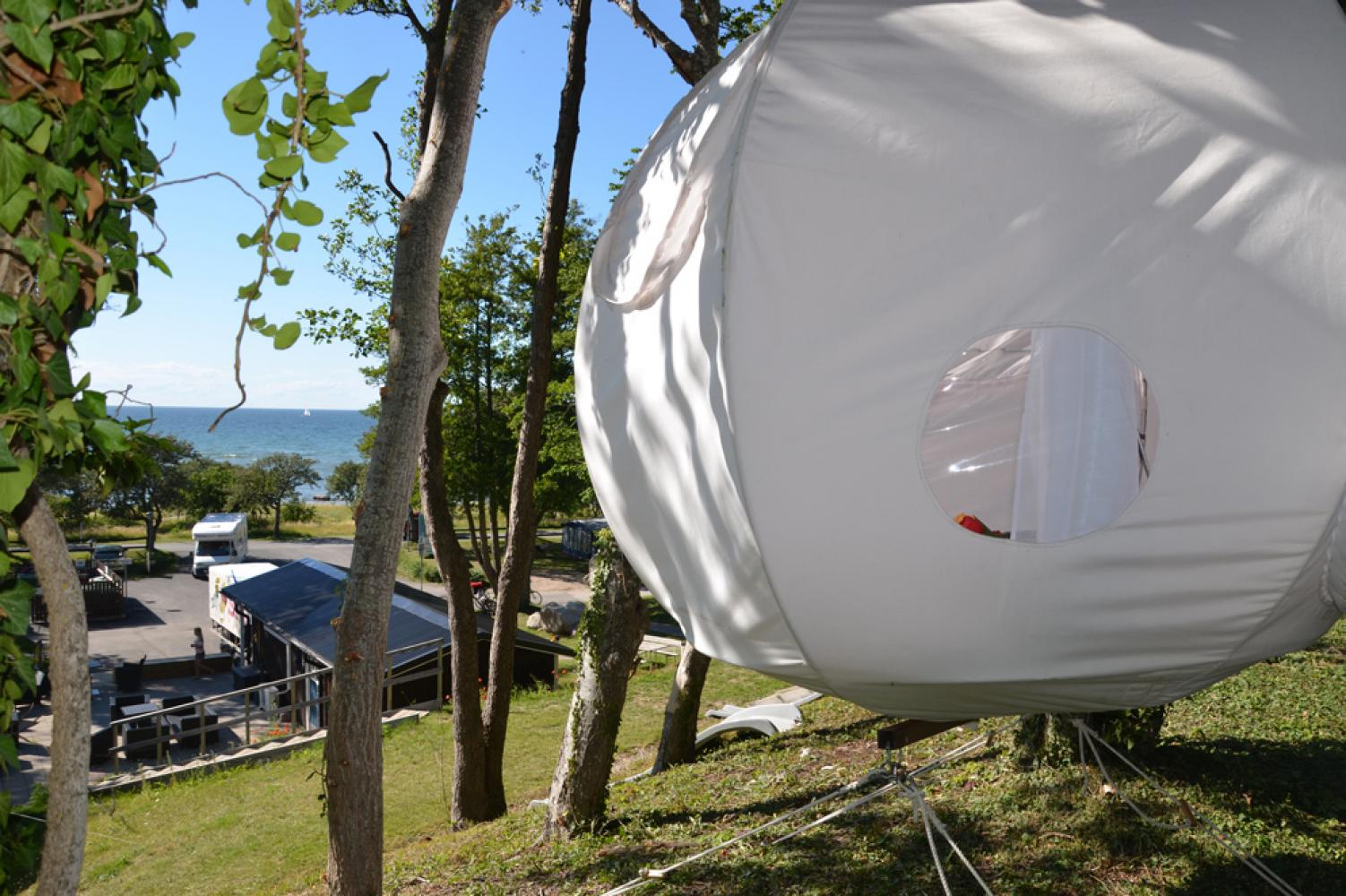 Hängande tält på Visby Strandby