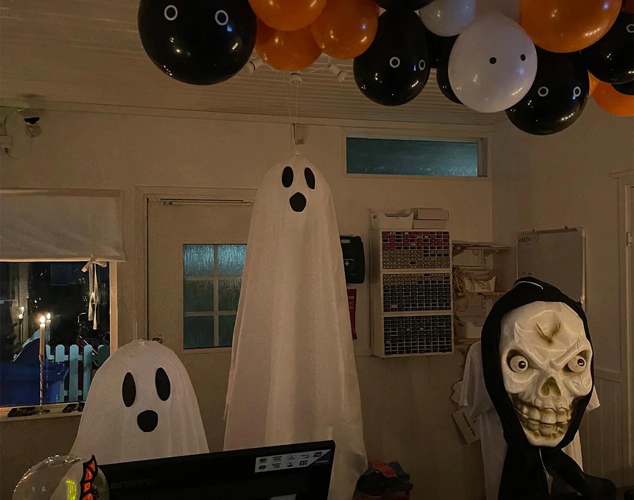 Spöken och monster i receptionen på Tobisviks Camping