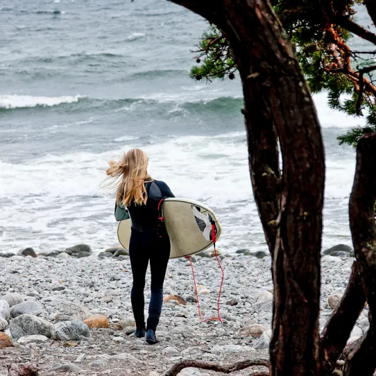 Surfing i Ekeviken på Fårö, Gotland