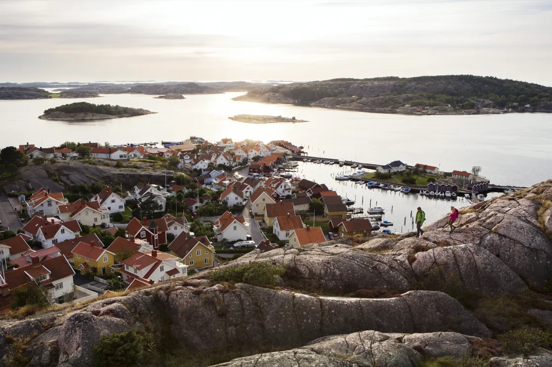 Vy över Fjällbacka med havet i fonden.