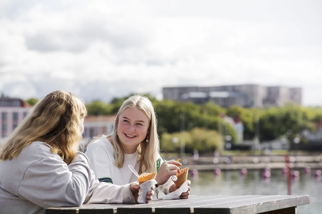 Två kvinnor äter glass.