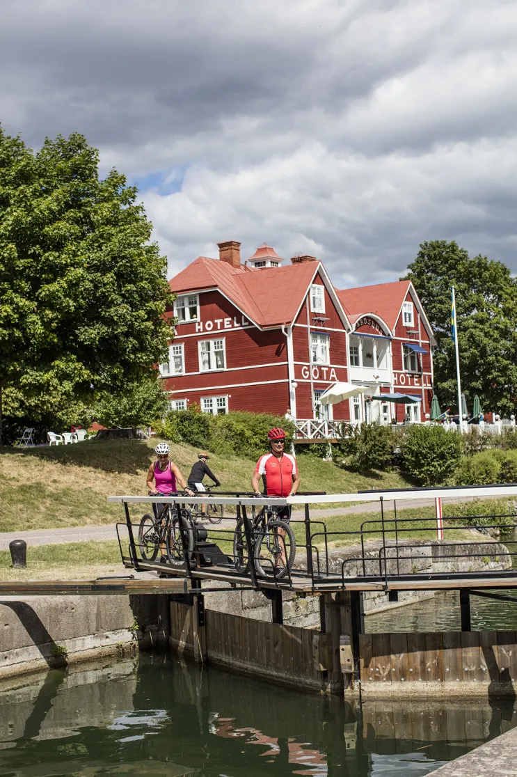 Två cyklister går ut på en sluss.