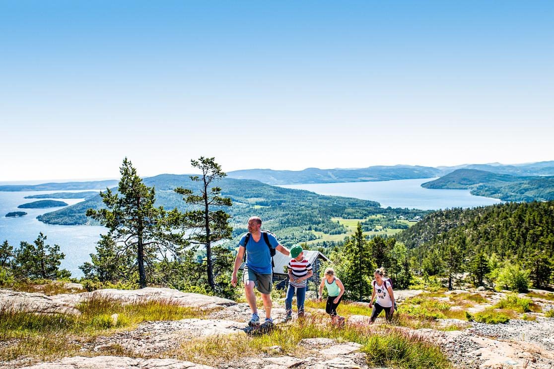 Ett familjeäventyr. De makalösa omgivningarna längs Höga Kusten inbjuder till vandringar och äventyr.