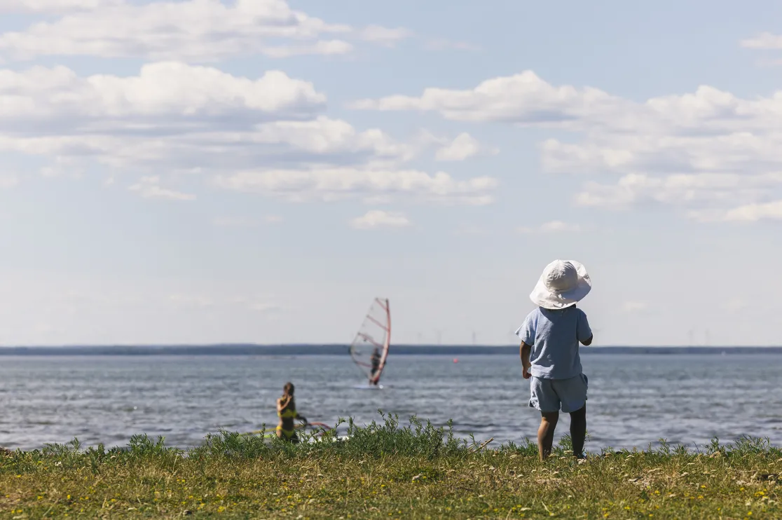 Barn på strand.