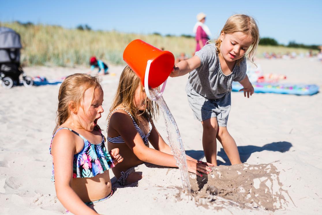 Barn leker i sanden på Fårö, Gotland