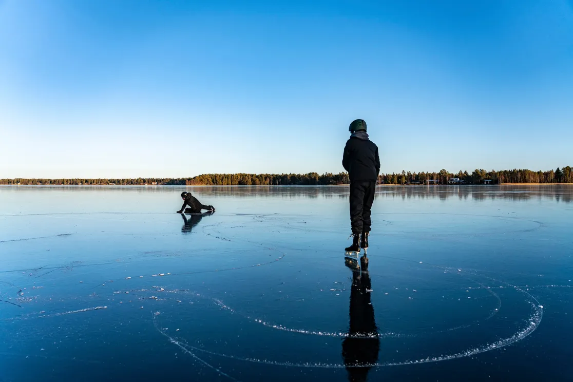 Skridskois vid campingplats i Sverige