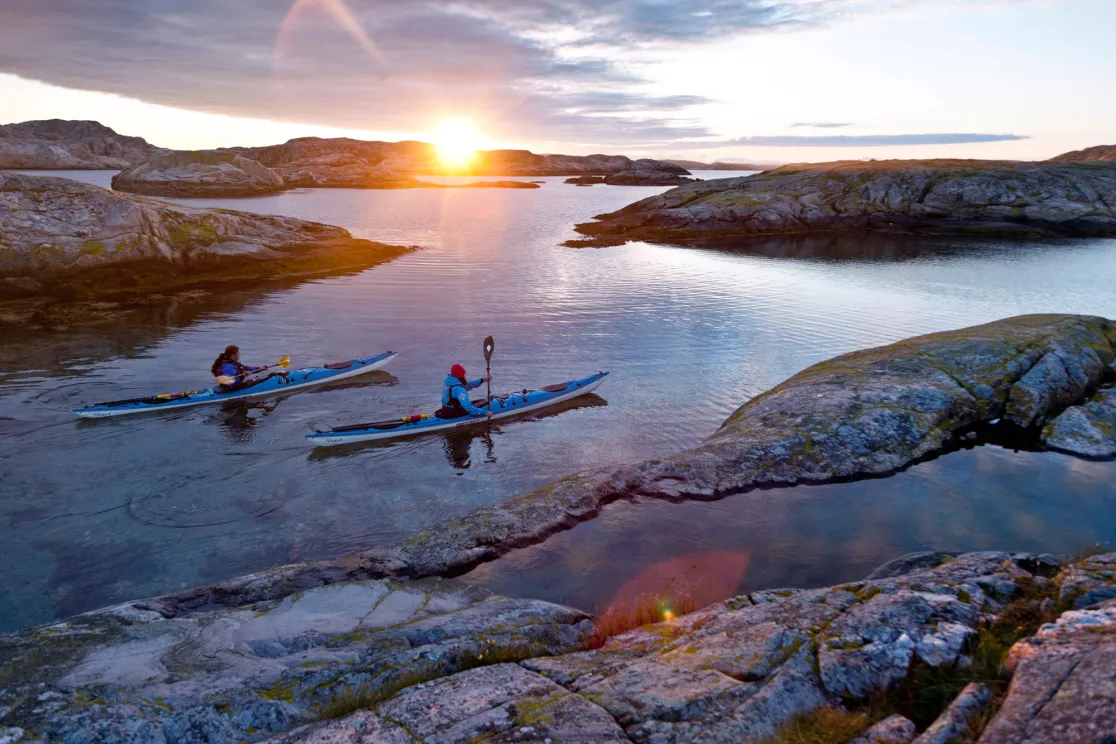 Koster, kajakpaddling i solnedgången.