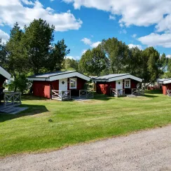 Fyra röda stugor på Harge Resort