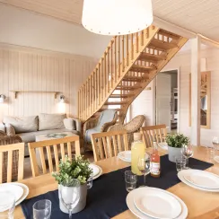 Interiör av stuga med soffa och matgrupp