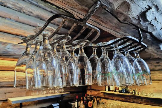 Glas som hänger upp och ner i en bar.