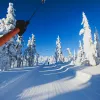 Skidlift i skidbacke vid en campingplats i Sverige