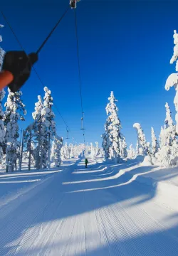 Skidlift i skidbacke vid en campingplats i Sverige