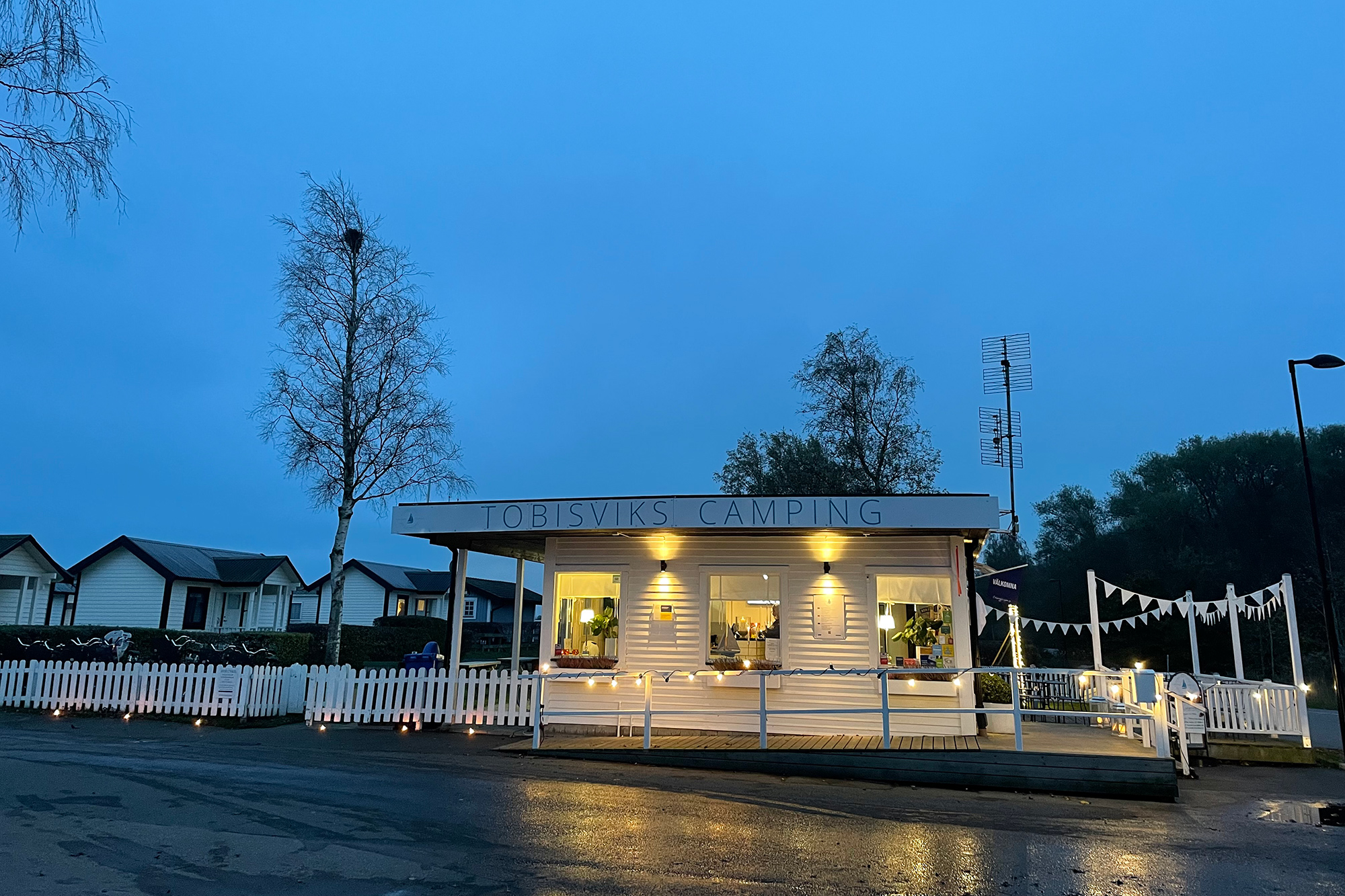 Höstkväll utanför receptionen på Tobisviks Camping